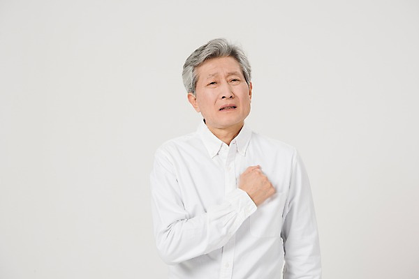 포토 JPG 스튜디오촬영 노년 남자 실내 한명 서기 사람 상반신 앞모습 고통 한국인 찡그림 60대 가슴통증 노인남자한명만 국내포토 1 감정 뷰포인트 모션 표정 동양인 성인 내부 남자한명만 노인남자만 파일형식