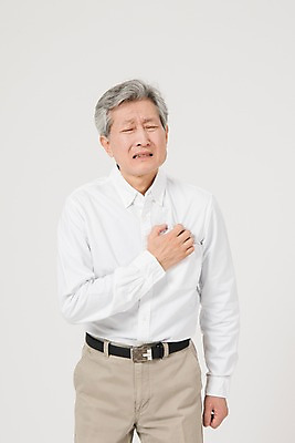 포토 JPG 스튜디오촬영 노년 남자 실내 한명 서기 사람 상반신 앞모습 고통 한국인 찡그림 60대 가슴통증 노인남자한명만 국내포토 1 감정 뷰포인트 모션 표정 동양인 성인 내부 남자한명만 노인남자만 파일형식