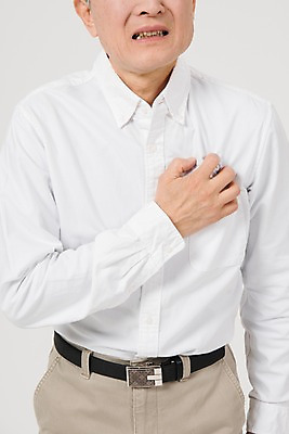 포토 JPG 스튜디오촬영 노년 남자 실내 한명 서기 사람 상반신 앞모습 고통 한국인 찡그림 60대 가슴통증 노인남자한명만 국내포토 1 감정 뷰포인트 모션 표정 동양인 성인 내부 남자한명만 노인남자만 파일형식