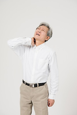 포토 JPG 스튜디오촬영 노년 남자 실내 한명 서기 사람 상반신 앞모습 고통 한국인 찡그림 60대 목통증 노인남자한명만 국내포토 1 감정 뷰포인트 모션 표정 동양인 성인 내부 남자한명만 노인남자만 파일형식