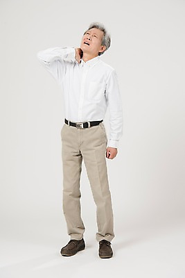 포토 JPG 스튜디오촬영 전신 노년 남자 실내 한명 서기 사람 앞모습 고통 한국인 찡그림 60대 목통증 노인남자한명만 국내포토 1 감정 뷰포인트 모션 표정 동양인 성인 내부 남자한명만 노인남자만 파일형식