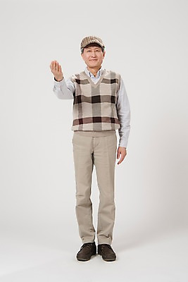 포토 JPG 스튜디오촬영 전신 노년 남자 안내 실내 한명 서기 미소 사람 손짓 앞모습 한국인 60대 노인남자한명만 국내포토 1 뷰포인트 모션 표정 동양인 성인 내부 남자한명만 노인남자만 파일형식
