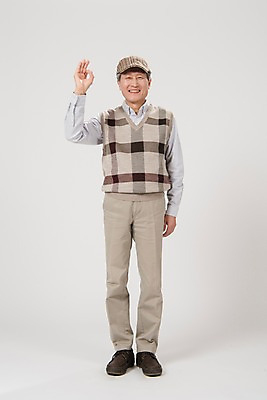 포토 JPG 스튜디오촬영 전신 노년 남자 실내 한명 서기 미소 사람 손짓 앞모습 한국인 60대 OK 노인남자한명만 국내포토 1 뷰포인트 모션 표정 동양인 성인 내부 남자한명만 노인남자만 파일형식