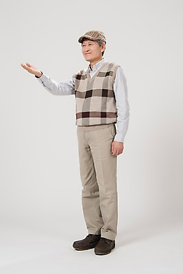 포토 JPG 스튜디오촬영 전신 노년 남자 안내 실내 한명 서기 미소 사람 손짓 옆모습 한국인 60대 노인남자한명만 국내포토 1 뷰포인트 모션 표정 동양인 성인 내부 남자한명만 노인남자만 파일형식