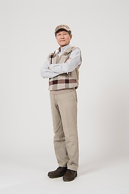 포토 JPG 스튜디오촬영 전신 노년 남자 실내 한명 서기 사람 앞모습 팔짱 한국인 60대 노인남자한명만 국내포토 1 뷰포인트 모션 동양인 성인 내부 남자한명만 노인남자만 파일형식