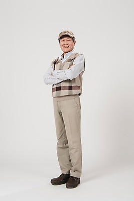 포토 JPG 스튜디오촬영 전신 노년 남자 실내 한명 서기 미소 사람 앞모습 팔짱 한국인 60대 노인남자한명만 국내포토 1 뷰포인트 모션 표정 동양인 성인 내부 남자한명만 노인남자만 파일형식