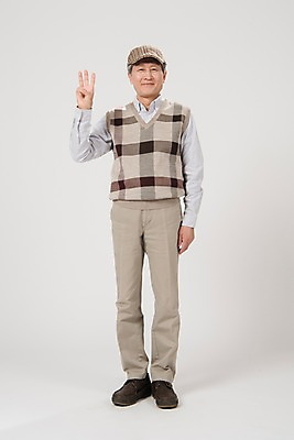 포토 JPG 스튜디오촬영 전신 노년 남자 실내 3 한명 서기 미소 사람 손짓 앞모습 한국인 60대 노인남자한명만 국내포토 1 뷰포인트 모션 표정 동양인 성인 내부 남자한명만 노인남자만 파일형식
