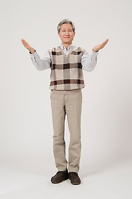 포토 JPG 스튜디오촬영 전신 노년 남자 안내 실내 한명 서기 미소 사람 손짓 앞모습 손들기 한국인 60대 노인남자한명만 국내포토 1 뷰포인트 모션 표정 동양인 성인 내부 남자한명만 노인남자만 파일형식