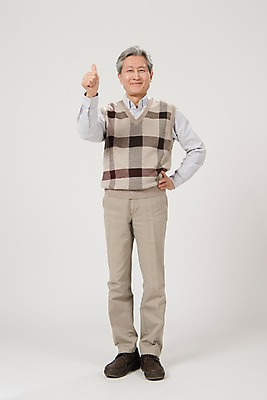 포토 JPG 스튜디오촬영 전신 노년 남자 허리손 실내 한명 서기 미소 사람 손짓 앞모습 한국인 최고 60대 노인남자한명만 국내포토 1 뷰포인트 포즈 모션 표정 동양인 성인 내부 남자한명만 노인남자만 파일형식