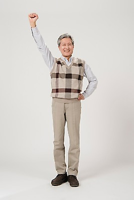 포토 JPG 스튜디오촬영 전신 노년 남자 허리손 실내 한명 서기 미소 사람 손짓 앞모습 손들기 파이팅 한국인 60대 노인남자한명만 국내포토 1 뷰포인트 포즈 모션 표정 동양인 성인 내부 남자한명만 노인남자만 파일형식 인종 남자만 노인만 성인만
