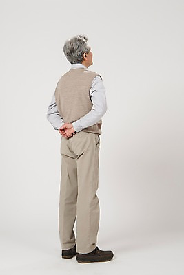 포토 JPG 스튜디오촬영 전신 응시 노년 남자 실내 한명 서기 사람 뒷모습 한국인 60대 뒷짐 노인남자한명만 국내포토 1 시선 뷰포인트 모션 동양인 성인 내부 남자한명만 노인남자만 파일형식