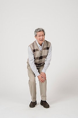 포토 JPG 스튜디오촬영 전신 노년 남자 실내 한명 서기 사람 앞모습 고통 한국인 찡그림 60대 무릎통증 노인남자한명만 국내포토 1 감정 뷰포인트 모션 표정 동양인 성인 내부 남자한명만 노인남자만 파일형식 인종 남자만 노인만 성인만
