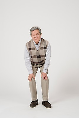 포토 JPG 스튜디오촬영 전신 노년 남자 실내 한명 서기 사람 앞모습 고통 한국인 찡그림 60대 무릎통증 노인남자한명만 국내포토 1 감정 뷰포인트 모션 표정 동양인 성인 내부 남자한명만 노인남자만 파일형식