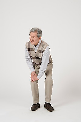포토 JPG 스튜디오촬영 전신 노년 남자 실내 한명 서기 사람 앞모습 고통 한국인 찡그림 60대 무릎통증 노인남자한명만 국내포토 1 감정 뷰포인트 모션 표정 동양인 성인 내부 남자한명만 노인남자만 파일형식