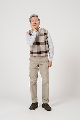 포토 JPG 스튜디오촬영 전신 노년 남자 실내 한명 서기 사람 손짓 앞모습 고통 한국인 찡그림 60대 치통 노인남자한명만 국내포토 1 감정 뷰포인트 모션 표정 동양인 성인 내부 질병 남자한명만 노인남자만 파일형식