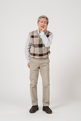 포토 JPG 스튜디오촬영 전신 노년 남자 실내 한명 서기 사람 손짓 앞모습 고통 한국인 찡그림 60대 치통 노인남자한명만 국내포토 1 감정 뷰포인트 모션 표정 동양인 성인 내부 질병 남자한명만 노인남자만 파일형식