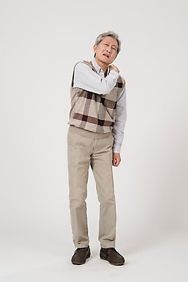 포토 JPG 스튜디오촬영 전신 노년 남자 실내 한명 서기 사람 손짓 앞모습 고통 한국인 찡그림 60대 어깨통증 노인남자한명만 국내포토 1 감정 뷰포인트 모션 표정 동양인 성인 내부 질병 남자한명만 노인남자만 파일형식