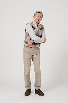 포토 JPG 스튜디오촬영 전신 노년 남자 실내 한명 서기 사람 손짓 앞모습 고통 한국인 찡그림 60대 팔골절 노인남자한명만 국내포토 1 감정 뷰포인트 모션 표정 동양인 성인 내부 골절 남자한명만 노인남자만 파일형식