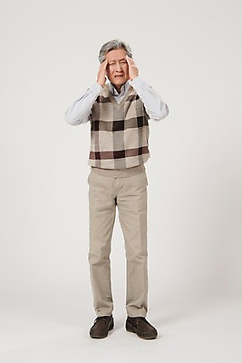 포토 JPG 스튜디오촬영 전신 노년 남자 실내 한명 서기 사람 손짓 앞모습 고통 한국인 찡그림 60대 두통 노인남자한명만 국내포토 1 감정 뷰포인트 모션 표정 동양인 성인 내부 질병 남자한명만 노인남자만 파일형식