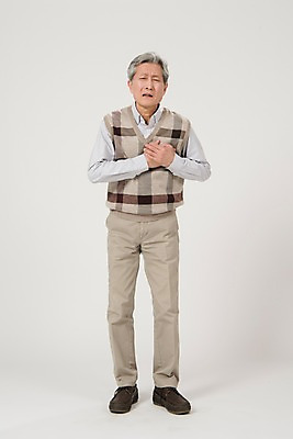 포토 JPG 스튜디오촬영 전신 노년 남자 실내 한명 서기 사람 앞모습 고통 한국인 찡그림 60대 가슴통증 노인남자한명만 국내포토 1 감정 뷰포인트 모션 표정 동양인 성인 내부 남자한명만 노인남자만 파일형식