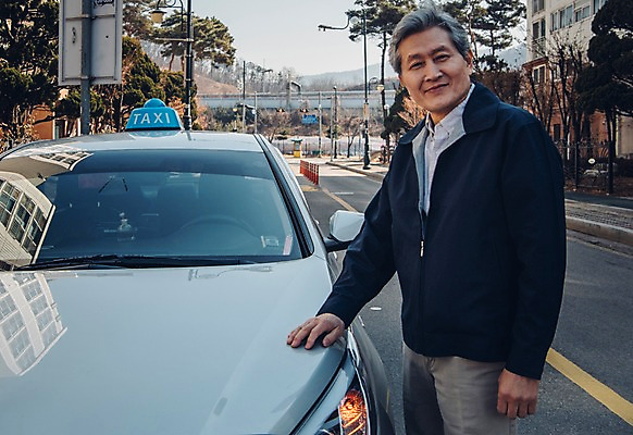 포토 JPG 주간 노년 남자 도로 한명 서기 미소 사람 상반신 야외 앞모습 한국인 운전사 60대 택시 실버취업 택시기사 노인남자한명만 국내포토 자연요소 직업 1 길 뷰포인트 교통시설 모션 승용차 자동차 표정 동양인 성인 구직 남자한명만 노인남자만 파일형식