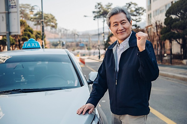 포토 JPG 주간 노년 남자 도로 한명 서기 미소 사람 상반신 야외 앞모습 파이팅 주먹 한국인 운전사 60대 택시 실버취업 택시기사 노인남자한명만 국내포토 자연요소 직업 1 길 뷰포인트 교통시설 모션 승용차 자동차 표정 동양인 성인 구직 남자한명만 노인남자만 파일형식