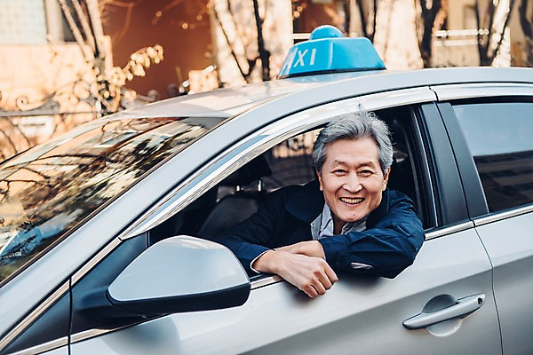 포토 JPG 주간 응시 노년 남자 창문 휴식 한명 미소 사람 상반신 야외 앞모습 한국인 운전사 60대 택시 실버취업 운전석 택시기사 노인남자한명만 국내포토 자연요소 직업 1 시선 뷰포인트 컨셉 승용차 자동차 표정 동양인 성인 구직 남자한명만 노인남자만 파일형식