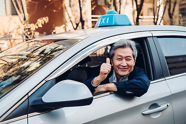 포토 JPG 주간 노년 남자 창문 한명 미소 사람 손짓 상반신 야외 앞모습 한국인 최고 운전사 60대 택시 실버취업 운전석 택시기사 노인남자한명만 국내포토 자연요소 직업 1 뷰포인트 모션 승용차 자동차 표정 동양인 성인 구직 남자한명만 노인남자만 파일형식