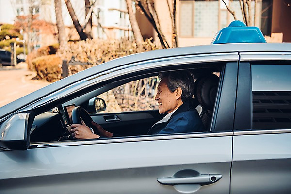 포토 JPG 주간 노년 남자 한명 미소 사람 상반신 야외 옆모습 운전 한국인 운전사 60대 핸들 택시 실버취업 운전석 택시기사 노인남자한명만 국내포토 자연요소 직업 1 뷰포인트 모션 승용차 자동차 표정 동양인 성인 구직 남자한명만 노인남자만 파일형식