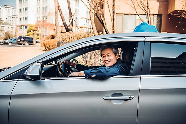 포토 JPG 주간 노년 남자 창문 한명 미소 사람 상반신 야외 건물 옆모습 운전 한국인 운전사 60대 택시 실버취업 운전석 택시기사 노인남자한명만 국내포토 자연요소 직업 1 건축물 뷰포인트 모션 승용차 자동차 표정 동양인 성인 구직 남자한명만 노인남자만 파일형식