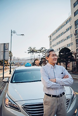 포토 JPG 주간 응시 노년 남자 한명 서기 사람 상반신 야외 건물 앞모습 팔짱 한국인 운전사 60대 택시 실버취업 택시기사 노인남자한명만 국내포토 자연요소 직업 1 건축물 시선 뷰포인트 모션 승용차 자동차 동양인 성인 구직 남자한명만 노인남자만 파일형식