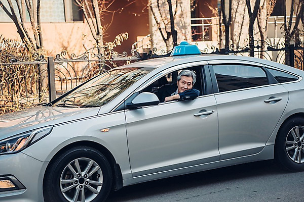 포토 JPG 주간 응시 노년 남자 창문 휴식 한명 사람 상반신 야외 앞모습 한국인 운전사 60대 택시 실버취업 운전석 택시기사 노인남자한명만 국내포토 자연요소 직업 1 시선 뷰포인트 컨셉 승용차 자동차 동양인 성인 구직 남자한명만 노인남자만 파일형식