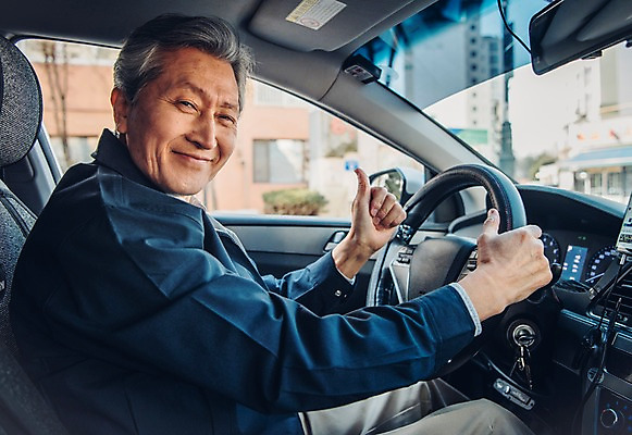 포토 JPG 주간 노년 남자 한명 미소 사람 손짓 상반신 야외 옆모습 운전 한국인 최고 운전사 60대 핸들 실버취업 운전석 택시기사 노인남자한명만 국내포토 자연요소 직업 1 뷰포인트 모션 표정 동양인 성인 구직 남자한명만 노인남자만 파일형식