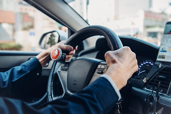 포토 JPG 주간 손 노년 남자 한명 사람 근접촬영 상반신 야외 신체부위 운전 한국인 운전사 60대 핸들 택시 실버취업 택시기사 국내포토 자연요소 직업 1 뷰포인트 모션 승용차 자동차 동양인 성인 구직 파일형식