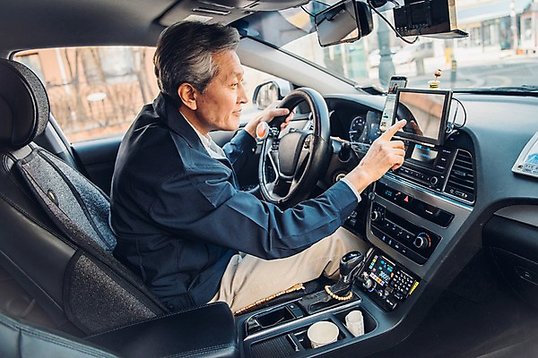 포토 JPG 주간 노년 남자 한명 사람 상반신 야외 옆모습 운전 한국인 운전사 60대 택시 네비게이션 실버취업 운전석 조작 택시기사 노인남자한명만 국내포토 자연요소 직업 1 뷰포인트 모션 승용차 자동차 동양인 성인 구직 남자한명만 노인남자만 파일형식