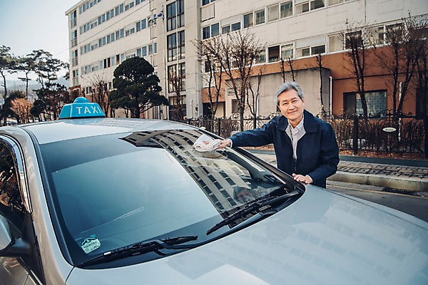 포토 JPG 주간 노년 남자 한명 미소 사람 상반신 야외 건물 앞모습 한국인 운전사 60대 택시 닦기 실버취업 세차 유리창닦기 택시기사 노인남자한명만 국내포토 자연요소 직업 1 건축물 뷰포인트 모션 승용차 자동차 표정 동양인 성인 구직 남자한명만 노인남자만 파일형식