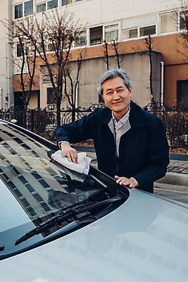 포토 JPG 주간 노년 남자 한명 미소 사람 상반신 야외 앞모습 한국인 운전사 60대 택시 닦기 실버취업 세차 유리창닦기 택시기사 노인남자한명만 국내포토 자연요소 직업 1 뷰포인트 모션 승용차 자동차 표정 동양인 성인 구직 남자한명만 노인남자만 파일형식
