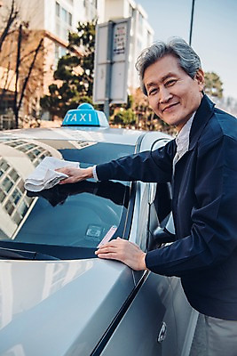 포토 JPG 주간 노년 남자 한명 미소 사람 상반신 야외 옆모습 한국인 운전사 60대 택시 닦기 실버취업 세차 유리창닦기 택시기사 노인남자한명만 국내포토 자연요소 직업 1 뷰포인트 모션 승용차 자동차 표정 동양인 성인 구직 남자한명만 노인남자만 파일형식