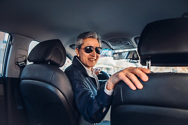 포토 JPG 주간 노년 남자 한명 웃음 사람 상반신 야외 앞모습 선글라스 운전 한국인 뒤돌아보기 운전사 60대 택시 실버취업 운전석 택시기사 노인남자한명만 국내포토 자연요소 직업 1 안경 뷰포인트 모션 승용차 자동차 표정 동양인 성인 구직 남자한명만 노인남자만 파일형식