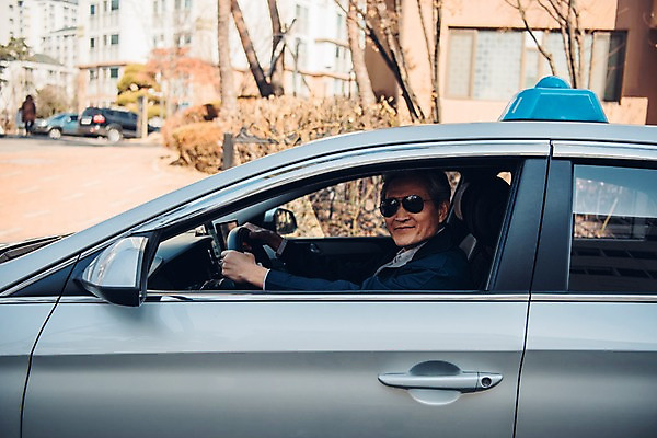 포토 JPG 노년 남자 아파트 한명 미소 사람 상반신 야외 앞모습 선글라스 운전 한국인 운전사 60대 핸들 택시 실버취업 택시기사 노인남자한명만 국내포토 직업 1 안경 뷰포인트 모션 승용차 자동차 주택 표정 동양인 성인 구직 남자한명만 노인남자만 파일형식