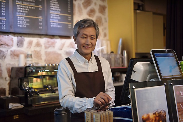 포토 JPG 노년 남자 실내 한명 서기 미소 사람 상반신 앞모습 태블릿 앞치마 카페 한국인 60대 메뉴판 바리스타 실버취업 주문접수 포스기 노인남자한명만 소상공인 국내포토 직업 1 뷰포인트 모션 표정 동양인 성인 내부 경제 전자제품 스마트기기 상점 기계 구직 상인 접수 남자한명만 노인남자만 파일형식