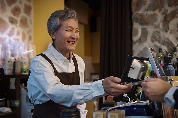 포토 JPG 노년 남자 친절 실내 서기 미소 사람 상반신 두명 옆모습 태블릿 앞치마 카페 한국인 60대 계산대 주기 바리스타 주문 실버취업 주문접수 진동벨 소상공인 국내포토 직업 뷰포인트 모션 표정 동양인 성인 내부 경제 전자제품 스마트기기 상점 구직 상인 알림 접수 파일형식