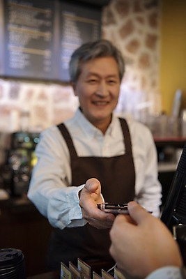 포토 JPG 노년 남자 실내 서기 미소 사람 상반신 두명 앞모습 아웃포커스 앞치마 카페 한국인 60대 계산대 바리스타 주문 실버취업 주문접수 소상공인 국내포토 직업 뷰포인트 모션 촬영기법 표정 동양인 성인 내부 경제 상점 구직 상인 접수 파일형식