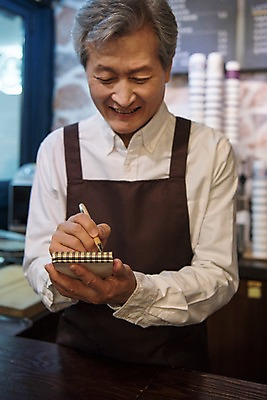 포토 JPG 노년 남자 실내 한명 서기 미소 사람 상반신 앞모습 다이어리 앞치마 카페 한국인 기록 60대 바리스타 주문 실버취업 주문접수 노인남자한명만 소상공인 국내포토 직업 1 뷰포인트 모션 표정 동양인 성인 내부 경제 상점 사무용품 구직 상인 접수 남자한명만 노인남자만 파일형식