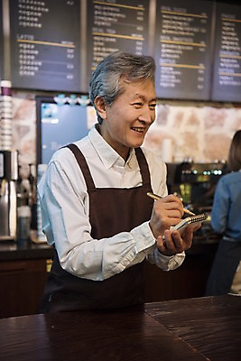 포토 JPG 여자 노년 남자 실내 서기 미소 사람 상반신 성인 두명 옆모습 뒷모습 다이어리 카페 한국인 기록 60대 메뉴판 바리스타 실버취업 주문접수 노인남자한명만 국내포토 직업 뷰포인트 모션 표정 동양인 내부 상점 사무용품 구직 접수 남자한명만 노인남자만 파일형식