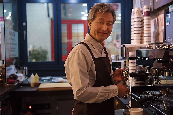 포토 JPG 노년 남자 실내 한명 서기 미소 사람 상반신 옆모습 앞치마 카페 한국인 제조 60대 커피잔 커피메이커 바리스타 실버취업 노인남자한명만 소상공인 국내포토 직업 1 커피 뷰포인트 모션 잔 표정 동양인 성인 내부 경제 상점 구직 상인 커피용품 남자한명만 노인남자만 파일형식