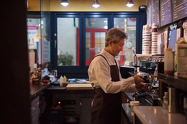 포토 JPG 노년 남자 커피 실내 한명 서기 사람 상반신 옆모습 앞치마 카페 한국인 우유 제조 60대 커피메이커 메뉴판 시럽 바리스타 실버취업 노인남자한명만 소상공인 국내포토 직업 1 음료 뷰포인트 모션 유제품 동양인 성인 내부 경제 상점 구직 상인 커피용품 남자한명만 노인남자만 파일형식