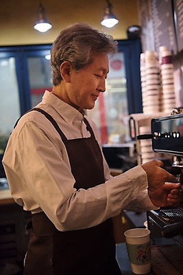 포토 JPG 응시 노년 남자 커피 실내 한명 서기 사람 상반신 옆모습 앞치마 카페 한국인 제조 60대 커피잔 커피메이커 바리스타 실버취업 노인남자한명만 소상공인 국내포토 직업 1 시선 음료 뷰포인트 모션 잔 동양인 성인 내부 경제 상점 구직 상인 커피용품 남자한명만 노인남자만 파일형식