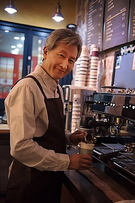 포토 JPG 노년 남자 실내 한명 서기 미소 사람 상반신 옆모습 앞치마 카페 한국인 제조 60대 커피잔 커피메이커 바리스타 실버취업 노인남자한명만 소상공인 국내포토 직업 1 커피 뷰포인트 모션 잔 표정 동양인 성인 내부 경제 상점 구직 상인 커피용품 남자한명만 노인남자만 파일형식