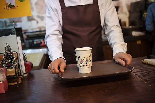 포토 JPG 손 노년 남자 쟁반 실내 한명 서기 들기 사람 근접촬영 상반신 앞모습 신체부위 카페 한국인 60대 커피잔 주기 서빙 바리스타 실버취업 국내포토 직업 1 커피 뷰포인트 모션 잔 동양인 성인 내부 상점 구직 파일형식